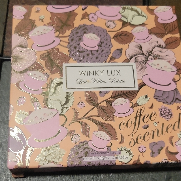 WINKY LUX Eyeshadow Palette with Gold, Cream, and Purple Shades - Picture 3 of 3